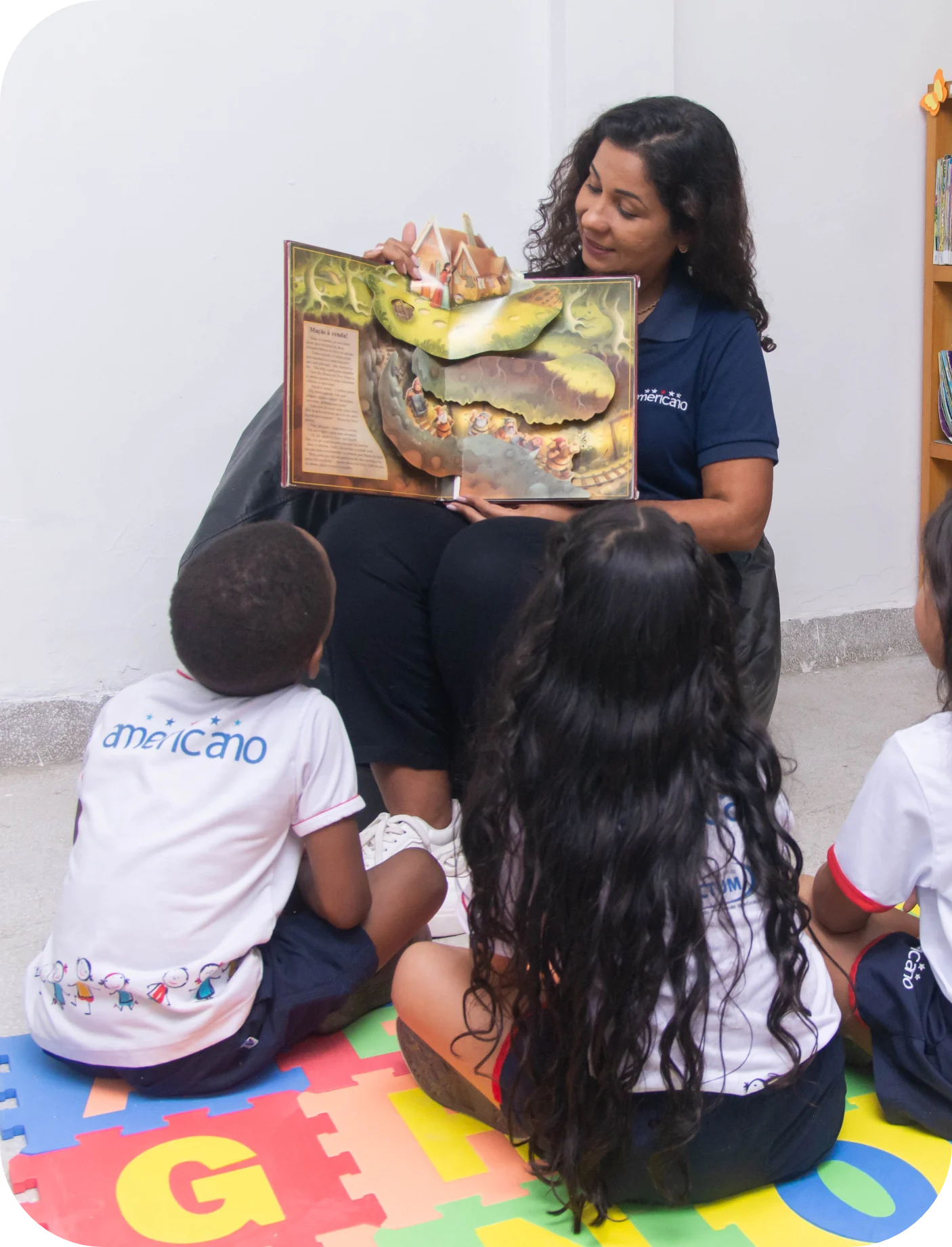 Professora lendo livro para alunos