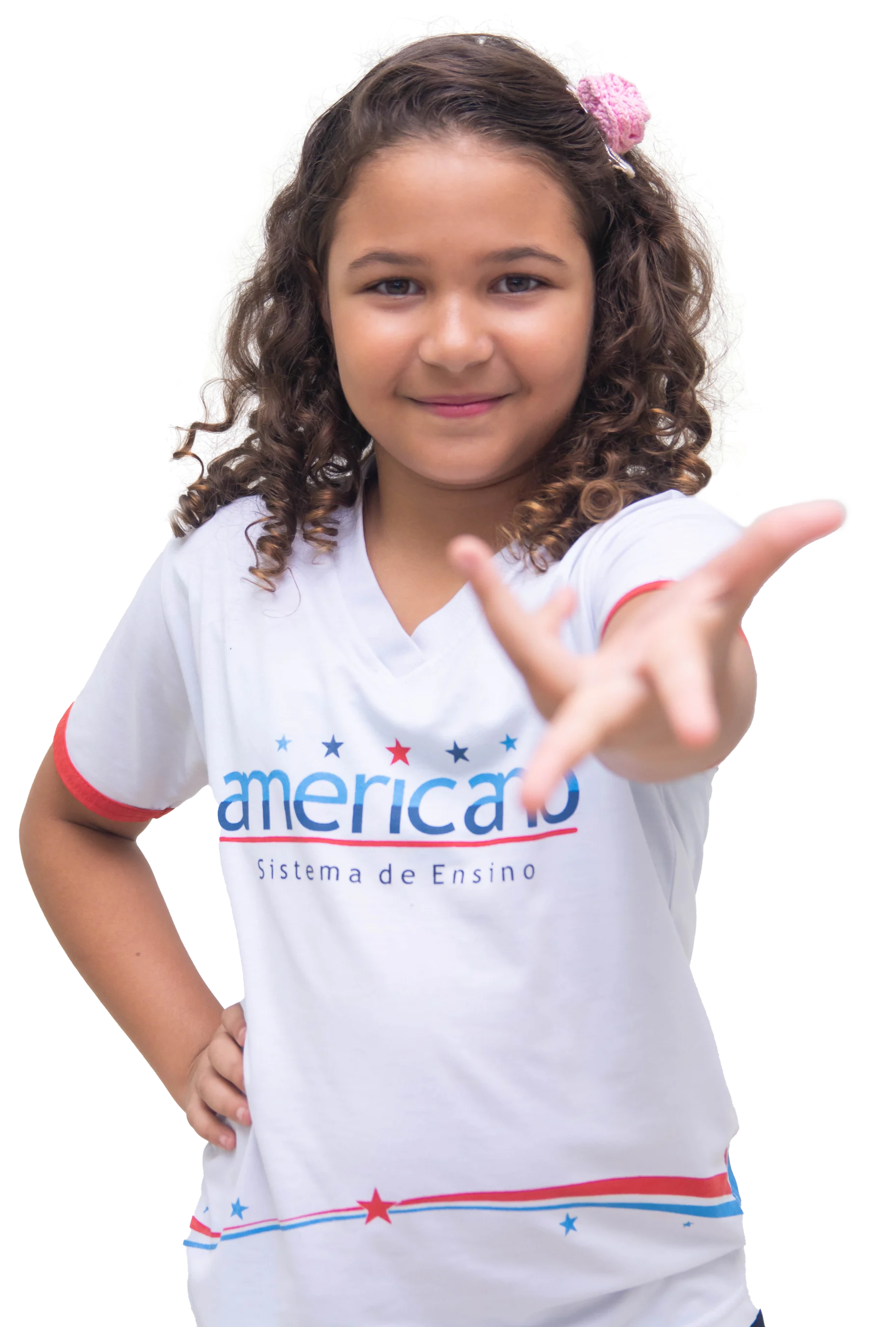 Estudante menino de braços cruzados