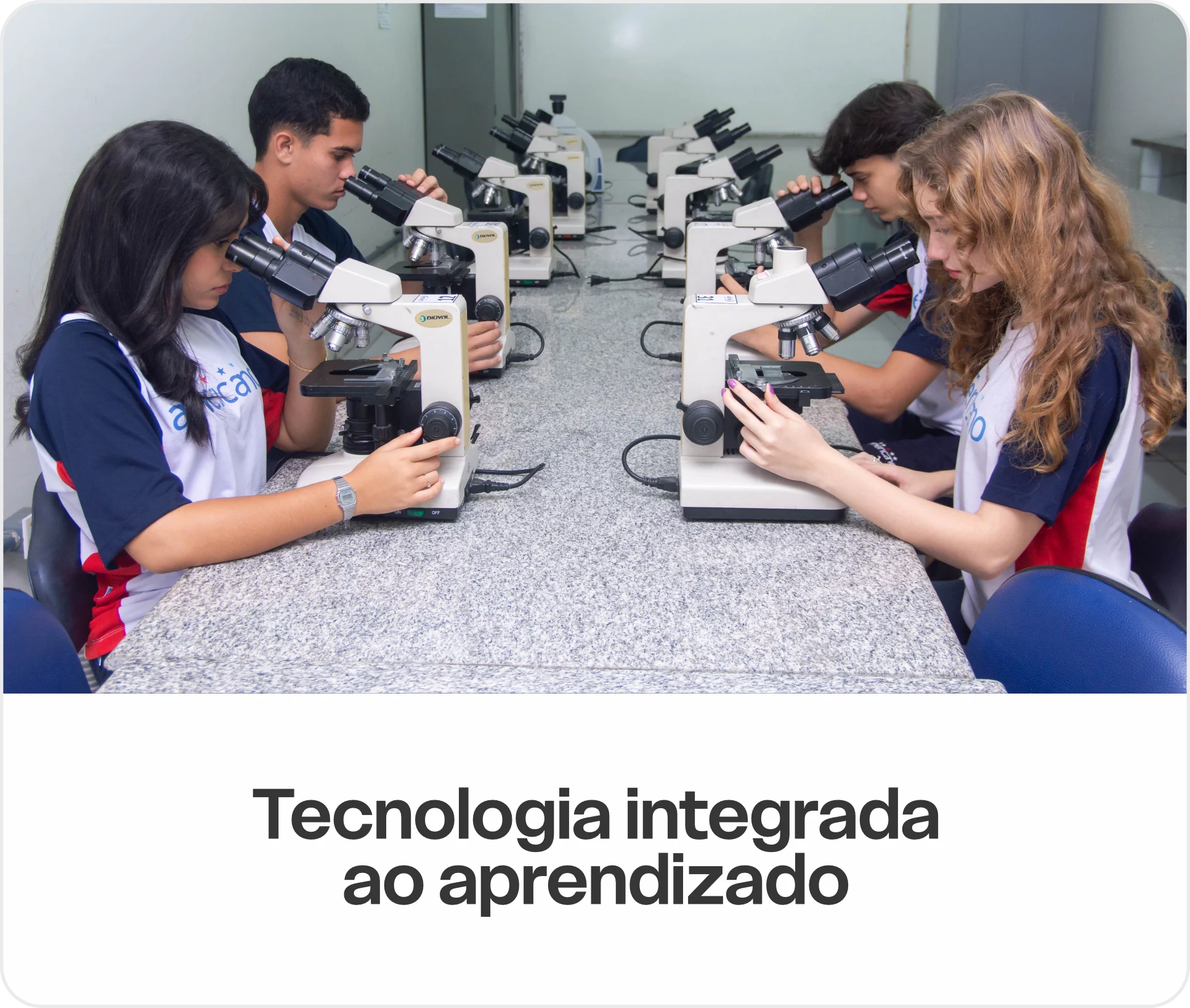 Alunos olhando um microscópio